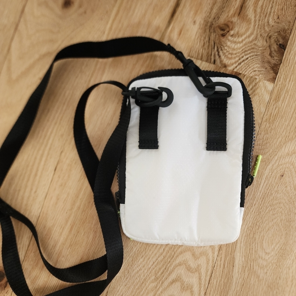 Lululemon Easy Access crossbody Purse 7in Tall By 5in Wide - Picture 4 of 6